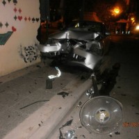 Τροχαίο ατύχημα τα ξημερώματα στην Πτολεμαΐδα – Αμάξι καρφώθηκε στον τοίχο του γηπέδου!