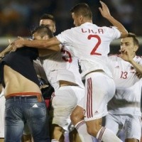 Χάος στον αγώνα Σερβία-Αλβανία: Αγριο ξύλο για το τηλεκατευθυνόμενο με τη σημαία της «μεγάλης Αλβανίας» – Βίντεο