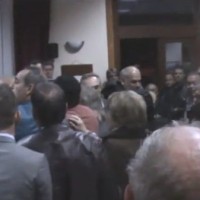 Βίντεο: Πιάστηκαν στα χέρια στο Δημοτικό Συμβούλιο Σερβίων Βελβεντού – Διακόπηκε η συνεδρίαση