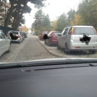 Κατάληψη του δρόμου αλλά και του πεζοδρομίου από αμάξια στην οδό Γράμμου, πίσω από τη Νομαρχία Κοζάνης!