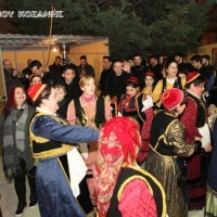 Δείτε LIVE ΕΔΩ και σήμερα Σάββατο τα χορευτικά της αποκριάς στην εξέδρα της πλατείας Κοζάνης!
