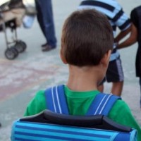 Δασκάλα στη Γαλατινή έβαλε τα παιδιά να πατήσουν το κολατσιό μαθητή για να… τον συμμορφώσει!