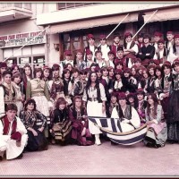 Η φωτογραφία της ημέρας: Η Φροσίτα, το Μικρό Καφέ και οι μαθητές του 4ου λυκείου το 1985!