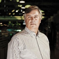 Απόστολος Βακάκης: Ο ταλαντούχος Mr Jumbo που κρύβεται πίσω από την αλυσίδα που αγαπούμε να μισούμε