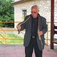 Νοικοκυρά στο Μικρόβαλτο εξολόθρευσε τεράστιο φίδι (1,85μ.) που κατέτρωγε τα αυγά στο κοτέτσι της!