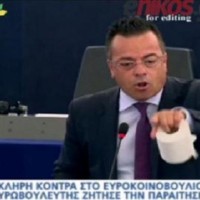 Φωτιά στο Ευρωκοινοβούλιο: Σήκωσε χαρτί υγείας και ΑΠΑΙΤΗΣΕ την παραίτηση Γιούνκερ!