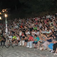 Βίντεο: Ανάσα δροσιάς και γέλιου με «Το Τρις Εξαμαρτείν» στο Υπαίθριο Θέατρο Σερβίων