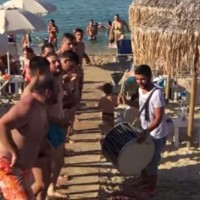 Βίντεο: Χαμός στο διαδίκτυο με τους Πόντιους που χορεύουν σε beach bar!