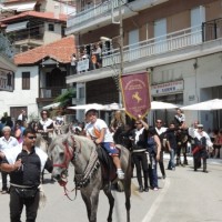 Η παρέλαση των καβαλάρηδων στη Σιάτιστα – Δείτε το βίντεο με όλες τις παρέες