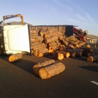 Δείτε φωτογραφίες: Ανατροπή νταλίκας φορτωμένης με ξύλα στην Εγνατία Οδό, λίγο έξω από την Κοζάνη