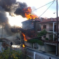 Σιάτιστα: Μεγάλη φωτιά σε κεραμοσκεπή σπιτιού! Δείτε βίντεο και φωτογραφίες!