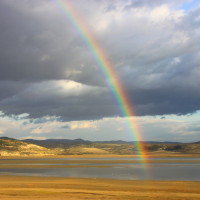 Η φωτογραφία της ημέρας: Ουράνιο τόξο στη λίμνη Πολυφύτου από τη γέφυρα Ρυμνίου