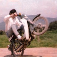 Τα θρυλικά παπάκια των 80s – Τα πειραγμένα 72αρια, οι κομμένες ποδιές και οι «λασπωτήρες» – Το μηχανάκι που σημάδεψε μια δεκαετία