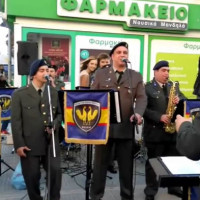 Μπάντα του στρατού αφήνει τα εμβατήρια και τραγουδάει… ελληνικό ροκ! Δείτε το βίντεο