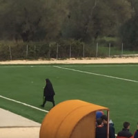 Χαμός με την Ελληνίδα γιαγιά που διέκοψε αγώνα ποδοσφαίρου! Δείτε το βίντεο