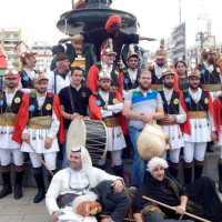 Οι Μωμόγεροι του Τετραλόφου Κοζάνης αναστάτωσαν το κέντρο της Πάτρας! Δείτε φωτογραφίες