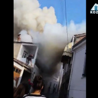 Βίντεο: Πυρκαγιά σε σπίτι στο Βελβεντό! Την τελευταία στιγμή έβγαλε γείτονας 2 ανήλικα παιδιά!