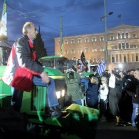 Αγρότες στην Αθήνα: «Βουλιάζει» το Σύνταγμα από τρακτέρ! Πρωτόγνωρες εικόνες στην καρδιά της Αθήνας!