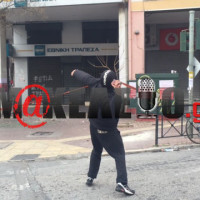 Βίντεο: Κρητικοί αγρότες πήραν στο κυνήγι με τις μαγκούρες… «περίεργο» κουκουλοφόρο που πέταγε πέτρες!
