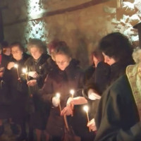 Βίντεο: Με τρισάγιο και δεκάδες κεριά τίμησαν τη μνήμη του Κωστή Πολύζου στη Σιάτιστα