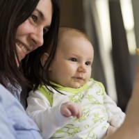 Φινλανδία: Η Χρύσα Σκόδρα από την Κοζάνη γέννησε Ελληνόπουλο στα «ξένα» και την γέμισαν με δώρα!