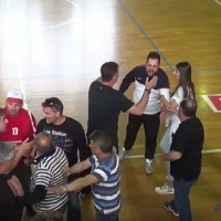 Βίντεο: Ξύλο και των… γονέων! Ένταση και επεισόδια στον αγώνα Απόλλωνα Πτολεμαΐδας με τους Τιτάνες Παλαμά για το Πανελλήνιο πρωτάθλημα νεανίδων