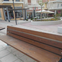 Βίντεο: Παράπονα για τα παγκάκια στη νέα κεντρική πλατεία των Σερβίων