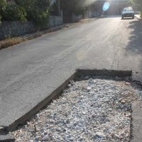 «Σκαλοπάτι» 20 εκατοστών στη μία λωρίδα κεντρικού δρόμου στο Μικρόβαλτο!