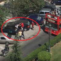 Βίντεο: Ξενάγηση με ελληνικό… βρωμόξυλο στο κέντρο της Θεσσαλονίκης – Οδηγοί έπαιξαν μπουνιές μπροστά σε τουρίστες