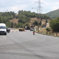 Φωτογραφίες: Συνεχίζεται η ασφαλτόστρωση του δρόμου Ρυμνίου-Τριγωνικού – Εκτός εργολαβίας τα σημεία κατακρήμνισης του οδοστρώματος!