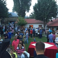 Πλήθος πιστών στον Εσπερινό στην Ιερά Μονή Αγίου Αντώνιου Σιάπκας στην Παλιά Καστανιά Σερβίων
