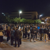 Ιωάννινα: Μια ολόκληρη πόλη στους δρόμους – Δείτε φωτογραφίες από το βράδυ μετά τον σεισμό