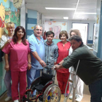 Παράδοση παιδικού αμαξιδίου από τον Σύλλογο Α.με.Α. Κοζάνης στην Παιδιατρική του Μποδοσάκειου Νοσοκομείου