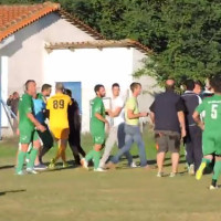 Απίστευτο ξύλο σε ποδοσφαιρικό αγώνα στα Τρίκαλα! Δείτε το βίντεο