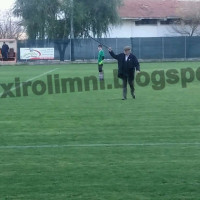 Ντου από παππού! Ηλικιωμένος στην Ξηρολίμνη Κοζάνης, είπε να κόψει δρόμο μέσα από το γήπεδο την ώρα του αγώνα! Δείτε το βίντεο