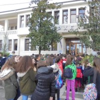 Παράσταση διαμαρτυρίας των μαθητών του Μουσικού Σχολείου Πτολεμαΐδας στο Δημαρχείο Εορδαίας