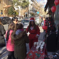 Ζεστά ροφήματα και γιορτινές ευχές προσέφεραν τα καταστήματα Mikel στην Κοζάνη! Δείτε φωτογραφίες