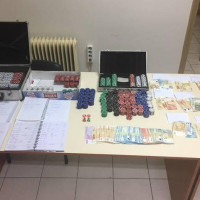 10 συλλήψεις για «ζάρια» σε κατάστημα της Πτολεμαΐδας – Κατασχέθηκαν 6.000 ευρώ και 1.700 μάρκες