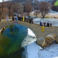 Δείτε όμορφα εναέρια πλάνα από τον Αγιασμό των Υδάτων στο Πέτρινο Γεφύρι του Ανθοχωρίου Βοΐου