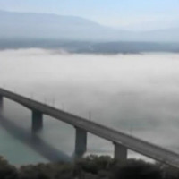Βίντεο: Η αποκάλυψη της Γέφυρας Σερβίων – Νεράιδας από το «πέπλο» της ομίχλης
