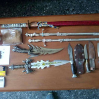 Σύλληψη 30χρονου στην Πτολεμαΐδα: Βρήκαν στο σπίτι του σπαθιά και ναρκωτικά!