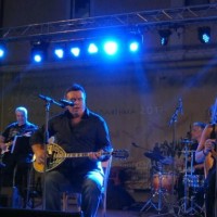 Πτολεμαΐδα: Καταχειροκροτήθηκε ο Μανώλης Λυδάκης – Ρεσιτάλ ερμηνείας από τους Αδελφούς Τσαχουρίδη