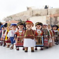 Λαζαρίνες και Μωμόγεροι σύντομα σε… Playmobil – Τι λέει ο 20χρονος που ντύνει με παραδοσιακές φορεσιές τις αγαπημένες φιγούρες