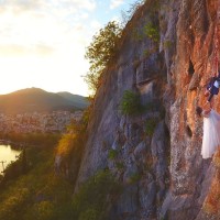 Αυτή είναι η πιο ριψοκίνδυνη φωτογράφιση γάμου που έγινε ποτέ στην Καστοριά!