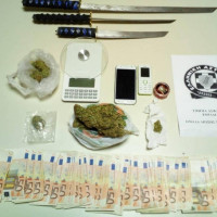 Ξίφη, ναρκωτικά και 6.000 ευρώ στην κατοχή 3 νεαρών στην Πτολεμαΐδα! Μια 19χρονη κοπέλα μεταξύ των συλληφθέντων