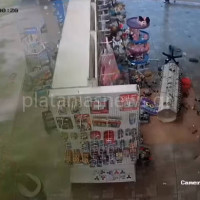 Απίστευτο βίντεο: Ανεμοστρόβιλος «χτυπά» καταστήματα στο Μάλεμε Χανίων