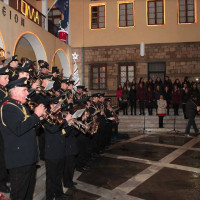 Δείτε φωτογραφίες: Γιορτινή ατμόσφαιρα στη Σιάτιστα και τη Νεάπολη – Άναψαν τα Χριστουγεννιάτικα δέντρα