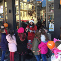 Ζεστά ροφήματα με πολλές ευχές προσέφεραν και φέτος τα καταστήματα Mikel στην Κοζάνη