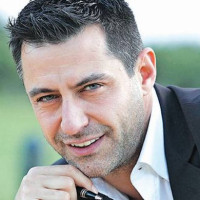 Μάχη για τη ζωή δίνει ο παρουσιαστής Κωνσταντίνος Αγγελίδης μετά από σοβαρό τροχαίο ατύχημα
