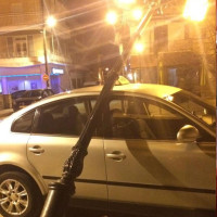 Κολώνα φωτισμού έπεσε πάνω σε ταξί στο Τσοτύλι την ώρα που επιβιβαζόταν παιδιά! Δείτε φωτογραφίες